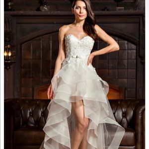 Never worn wedding dress. Size 8-10 ivory